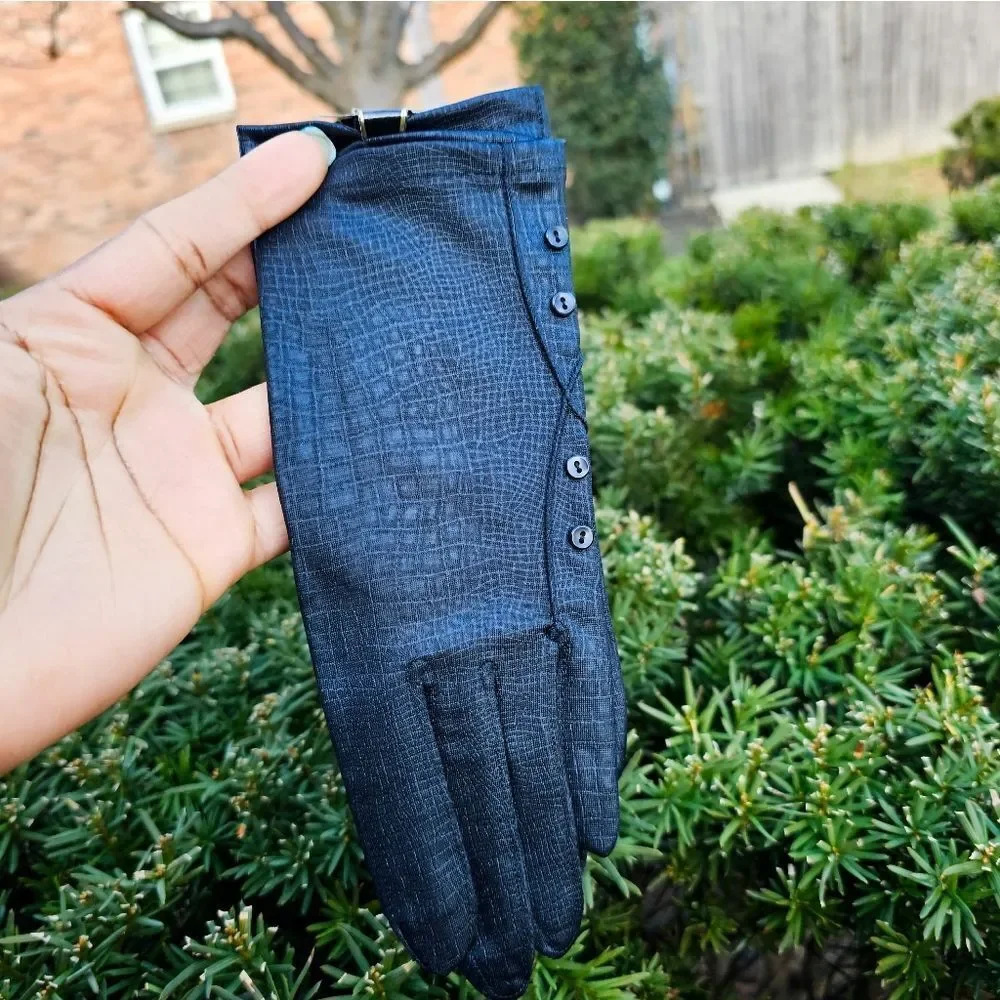 New Avon 100% Nylon Croc Design Trendy Mitten Gloves.